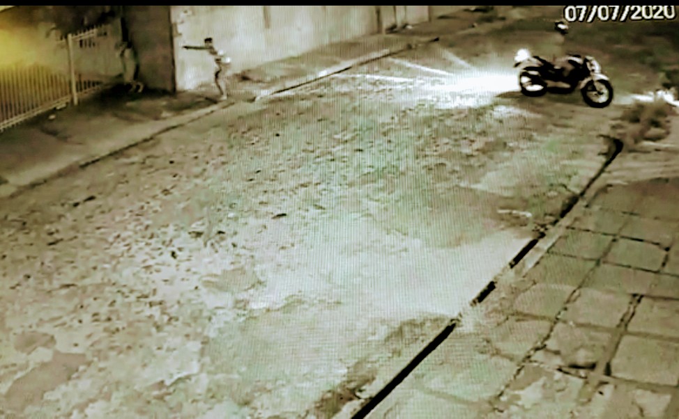 Imagens mostram um assaltante atirando e outro olhando da moto